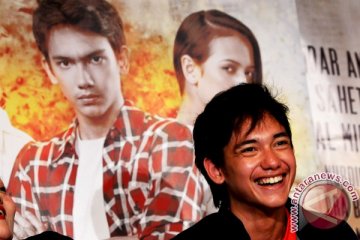 Adipati Dolken berenang malam-malam 