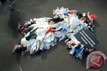 Ratusan warga berburu sampah plastik di Jakarta 