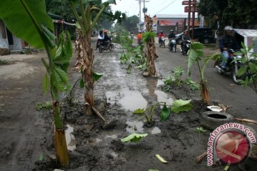 Jalan rusak dan pohon pisang kekesalan warga terhadap pemerintah