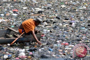 Satu orang bisa pakai 700 kantong plastik dalam setahun