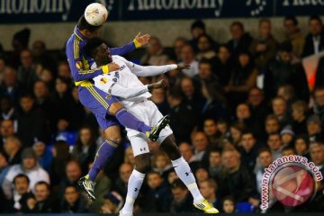 Adebayor antar Spurs ungguli sementara MU 1-0