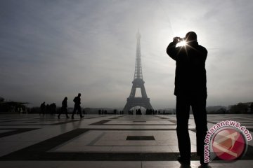Eiffel berpendar merah putih untuk korban serangan Istanbul
