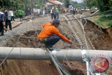 Jalur kereta Cikuya-Maja di Lebak kembali longsor