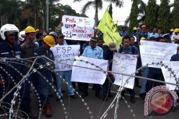 Buruh Cilegon `datangi` kantor Gubernur Banten