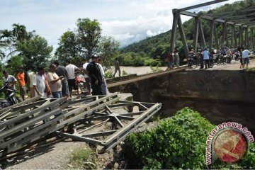Dua jembatan rusak diterjang banjir di Riau