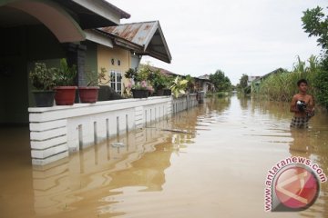 Ruas jalan Dumai tergenang air hujan