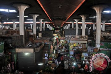 Pedagang Pasar Johar berjuang selamatkan barang dagangan
