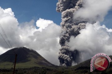 Gunung Lokon di Sulut meletus lagi