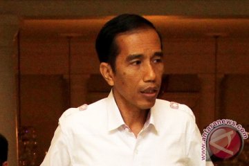 Jokowi: baliho dekat tanggul harus segera diturunkan