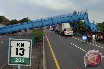 Jembatan penyeberangan jalan tol Semarang ambruk