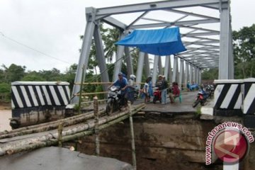 Sejumlah jembatan di Pesisir Barat Lampung putus diterjang banjir