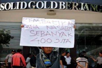 TUNTUT UANG NASABAH