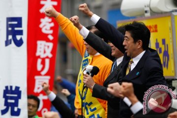 Rakyat Jepang menuju ke TPS