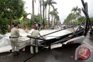 Angin kencang robohkan sejumlah rumah warga di Bojonegoro