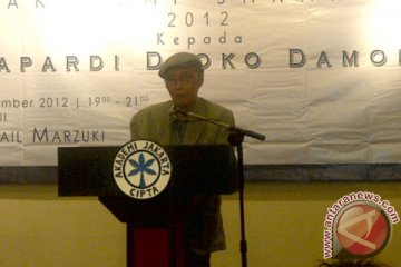 Sapardi Djoko Damono terima penghargaan Akademi Jakarta