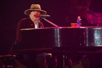 Axl Rose minta selusin mawar