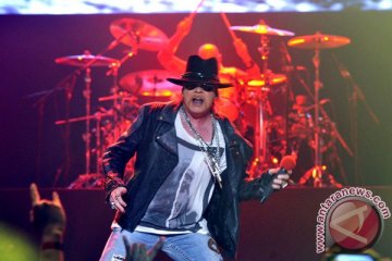 Axl Rose pakai kostum warna-warni