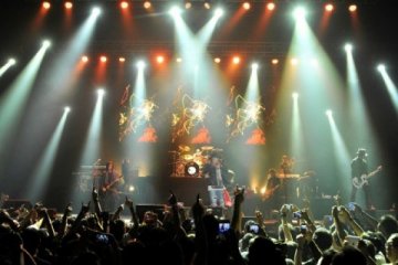 Ikat kepala dan topi koboi ala Axl  di konser Guns N' Roses
