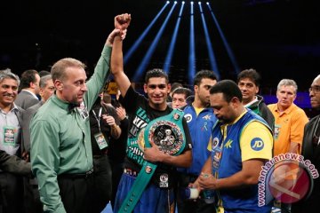 Khan teriakkan nama Mayweather setelah bungkam Algieri