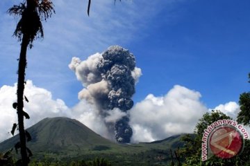 Gunung Lokon meletus lima kali