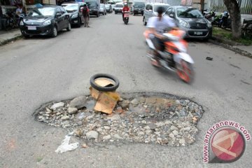 Perbaikan jalan rusak di Jakarta terkendala hujan