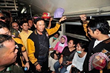 Wiranto berdialog dengan penumpang KRL ekonomi 