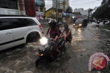Hujan deras guyur Jakarta, sisakan genangan