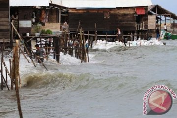 11 rumah di Tapalang dihantam gelombang pasang