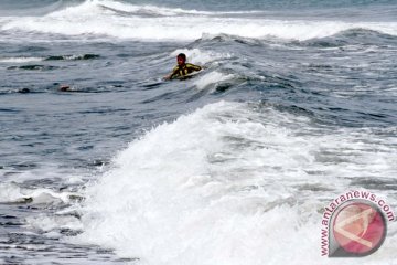 Ayah dan anak terseret gelombang di pantai wisata