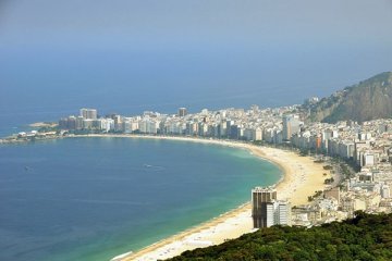 Suporter berkemah di pantai siasati mahalnya hotel