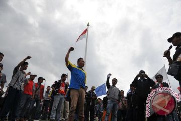 Aksi Buruh Tuntut UMR