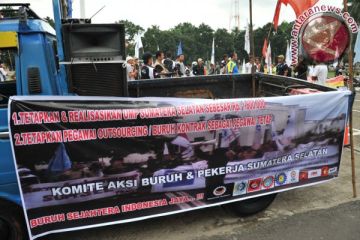 Aksi Buruh Tuntut UMR