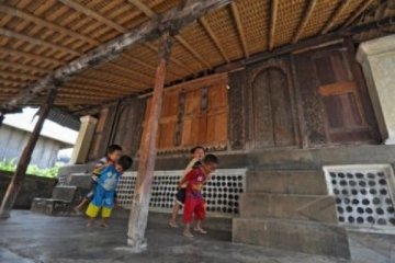 RUMAH ADAT KARANG BAYAN