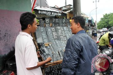 Plat nomer pinggir jalan