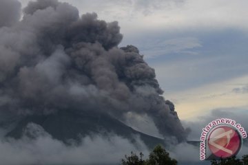 Gunung Lokon meletus lagi