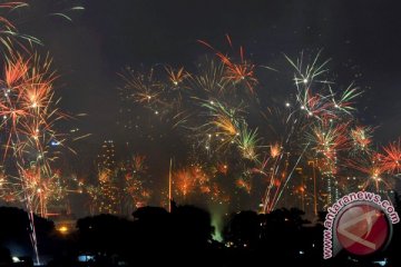 Hujan warnai pergantian malam tahun baru di Jambi