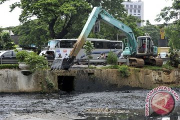 Lumpur Kali Bekasi perlu segera dikeruk