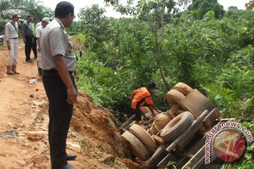 Empat pekerja tewas akibat truk sawit terbalik