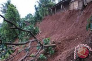 Tanah longsor di Sukabumi kian meluas