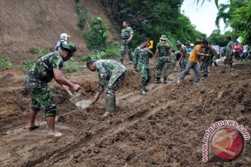 Jalur Batu-Kediri lumpuh akibat tanah longsor 