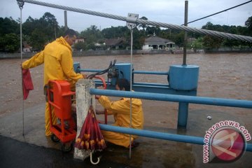 Tiga pintu air status siaga tiga