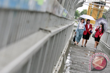 Sebagian wilayah Jakarta hujan ringan pada Sabtu