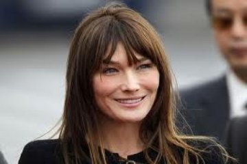 Carla Bruni kembali ke catwalk