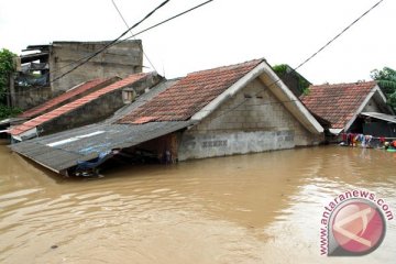 Jalan di Kota Tangerang terendam banjir, lalu lintas putus