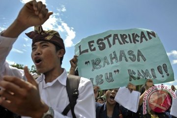 Lima kabupaten kekurangan penyuluh bahasa Bali