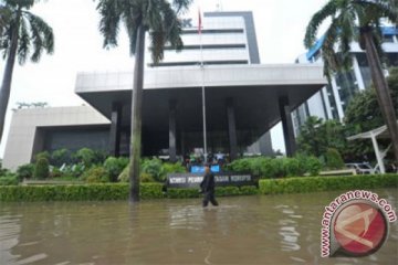 Jalan depan KPK tergenang 