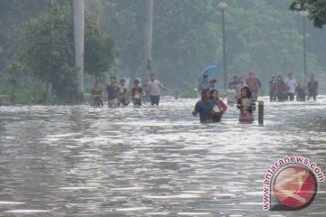 Jalan  MH Thamrin jadi kolam besar