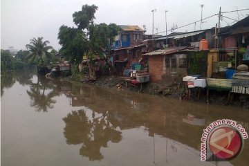 Warga pinggir Ciliwung siaga banjir