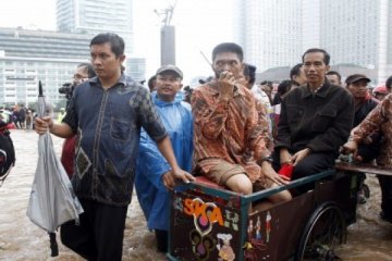 Jokowi  minta pegawai tambah rajin meski Jakarta banjir