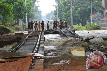 Di stasiun kereta mereka debat biang keladi banjir